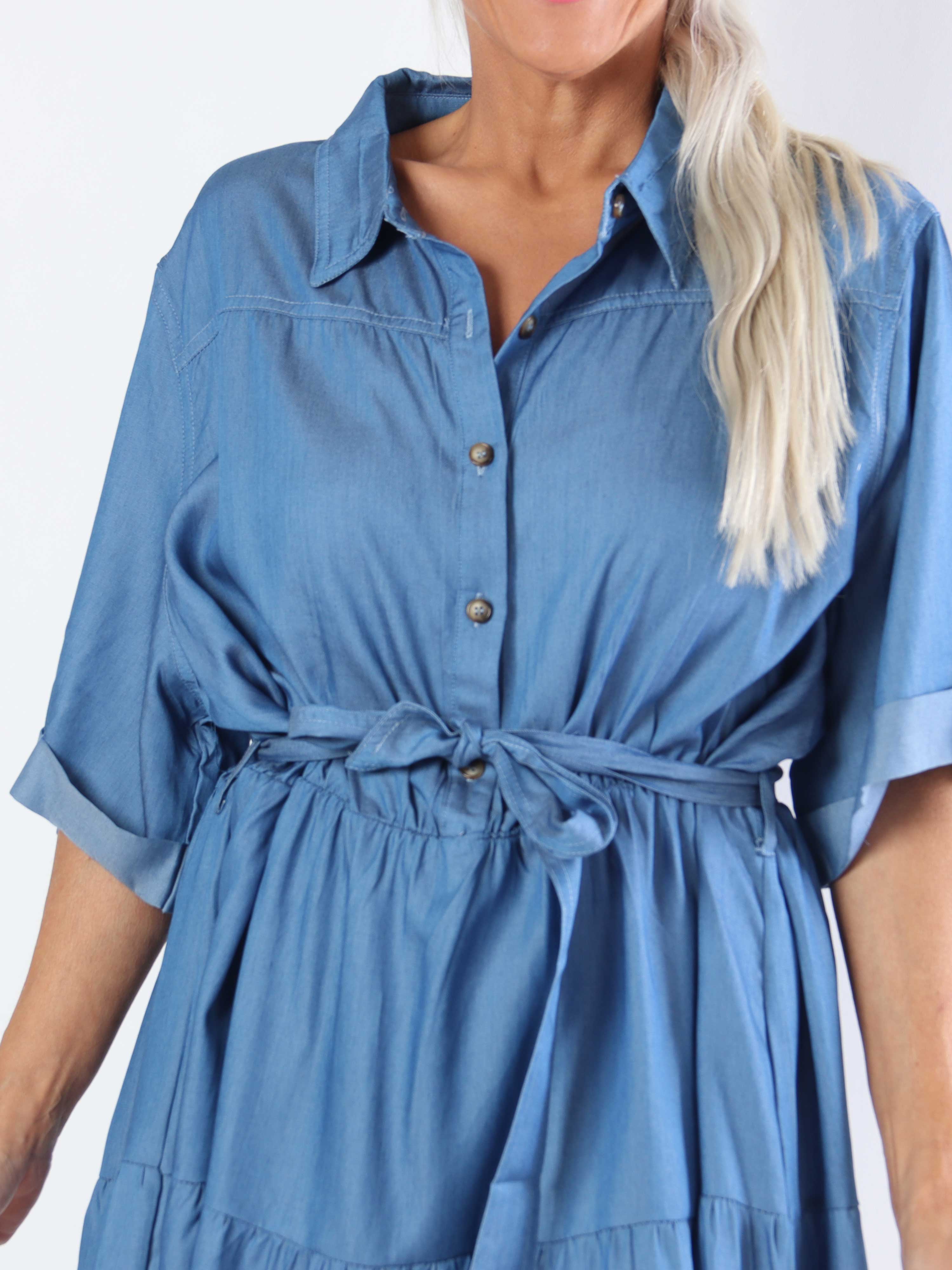 Kaija - Sød kort kjole i denim med lag på lag look